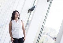 Brasileira ganha prêmio internacional por pesquisa sobre zika e Chagas