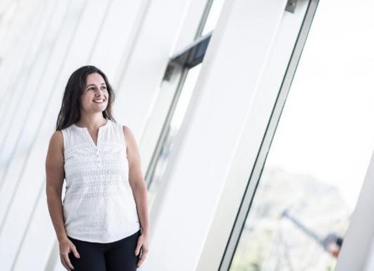 Brasileira ganha prêmio internacional por pesquisa sobre zika e Chagas