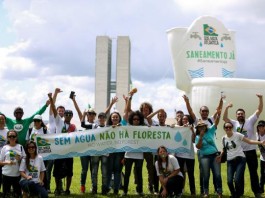 Um vaso sanitário gigante para cobrar saneamento no país