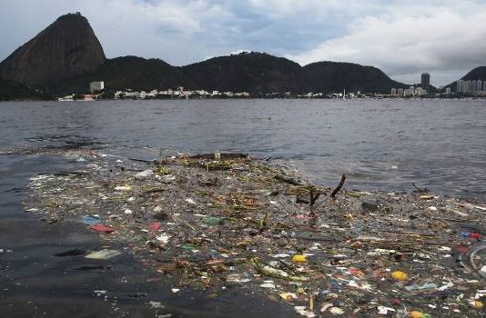 Baía de Guanabara vive um conflito silencioso em meio à poluição