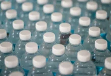 Pesquisadores analisam 280 amostras de água mineral e apenas uma passou no teste de microplásticos