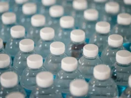 Pesquisadores analisam 280 amostras de água mineral e apenas uma passou no teste de microplásticos