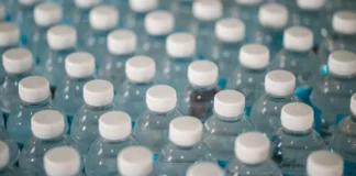 Pesquisadores analisam 280 amostras de água mineral e apenas uma passou no teste de microplásticos