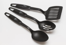 Aqui estão os motivos para você jogar fora a espátula de plástico preto o mais rápido possível