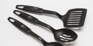 Aqui estão os motivos para você jogar fora a espátula de plástico preto o mais rápido possível