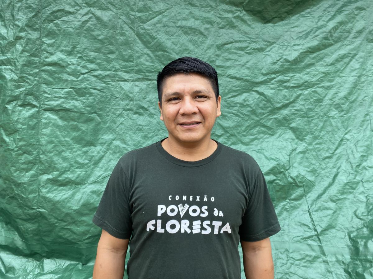 Edmilson Damião, primeiro secretário da Associação Wanasseduume Ye'kwana, posa para foto vestido uma camiseta onde se lê "Povos da Floresta"