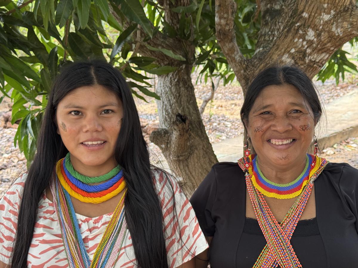 Jucélia e Elisa, neta e avó Ye’kwana, neta e avó, posam sorrindo para foto