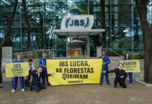 Ativistas do Greenpeace invadem assembleia de acionistas da JBS e protestam contra ‘lucros bilionários às custas da destruição da floresta e do clima’