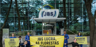 Ativistas do Greenpeace invadem assembleia de acionistas da JBS e protestam contra ‘lucros bilionários às custas da destruição da floresta e do clima’