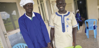 Enfermeiro troca remédios por mangas em Uganda