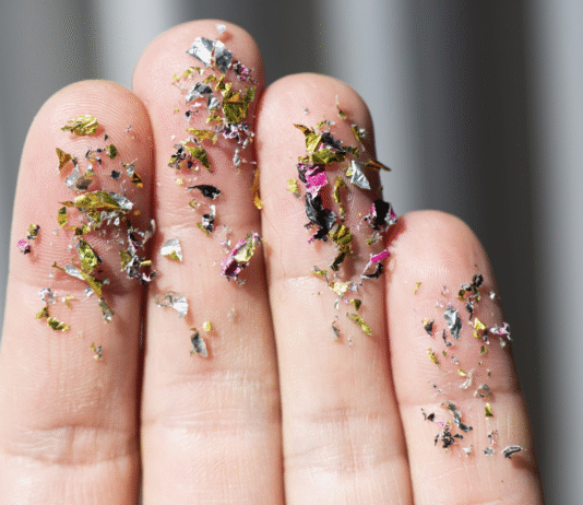 7 fontes invisíveis de microplásticos na sua cozinha que podem afetar sua saúde
