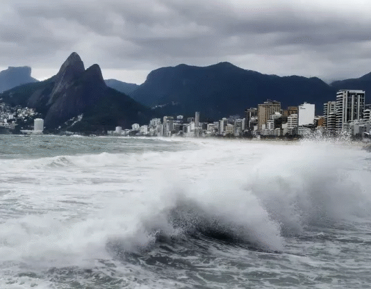 Marinha emite alerta de ressaca para a orla do Rio; ondas podem chegar a 2,5 metros