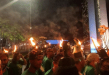 Porongas na cabeça simbolizam resistência na marcha dos povos da floresta em Belém