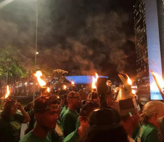 Porongas na cabeça simbolizam resistência na marcha dos povos da floresta em Belém