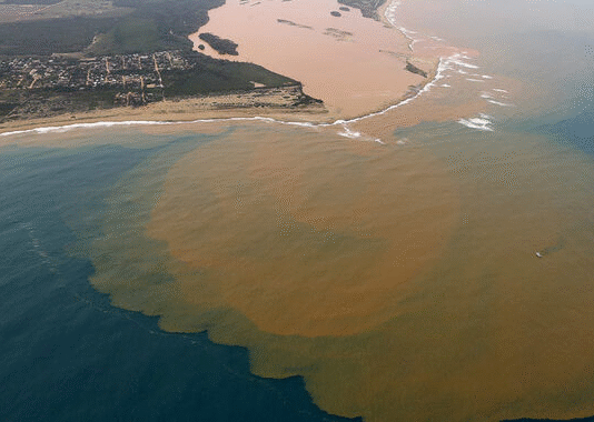 Dez anos após Mariana, quilombolas do Rio Doce ainda sofrem com água contaminada
