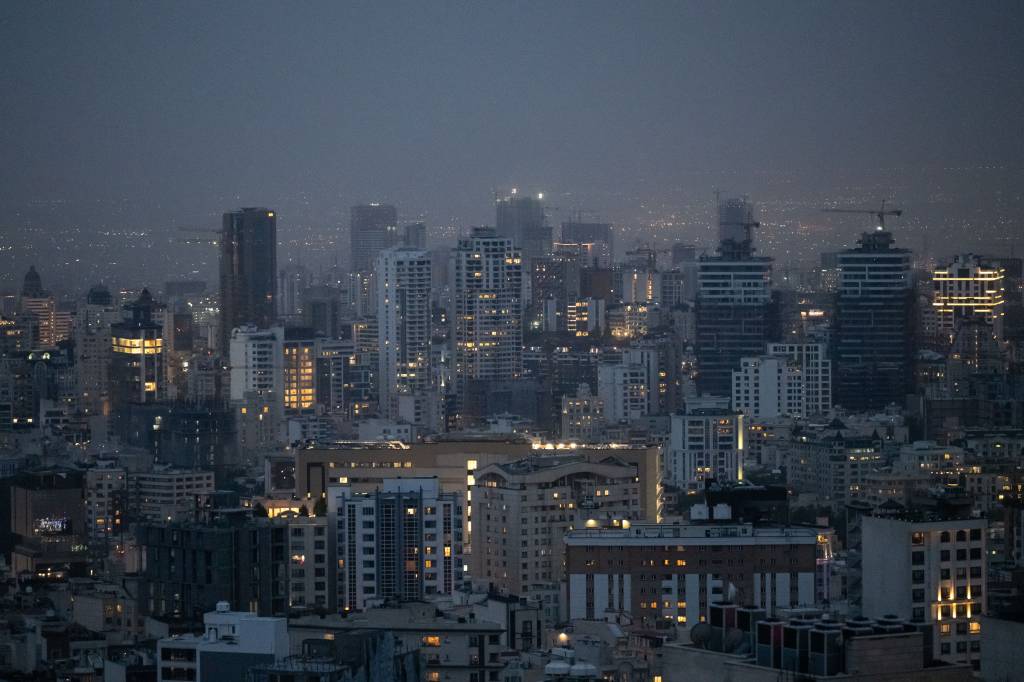 A linha do horizonte de Teerã, uma metrópole de 18 milhões de habitantes: à beira da evacuação A linha do horizonte de Teerã, uma metrópole de 18 milhões de habitantes: à beira da evacuação