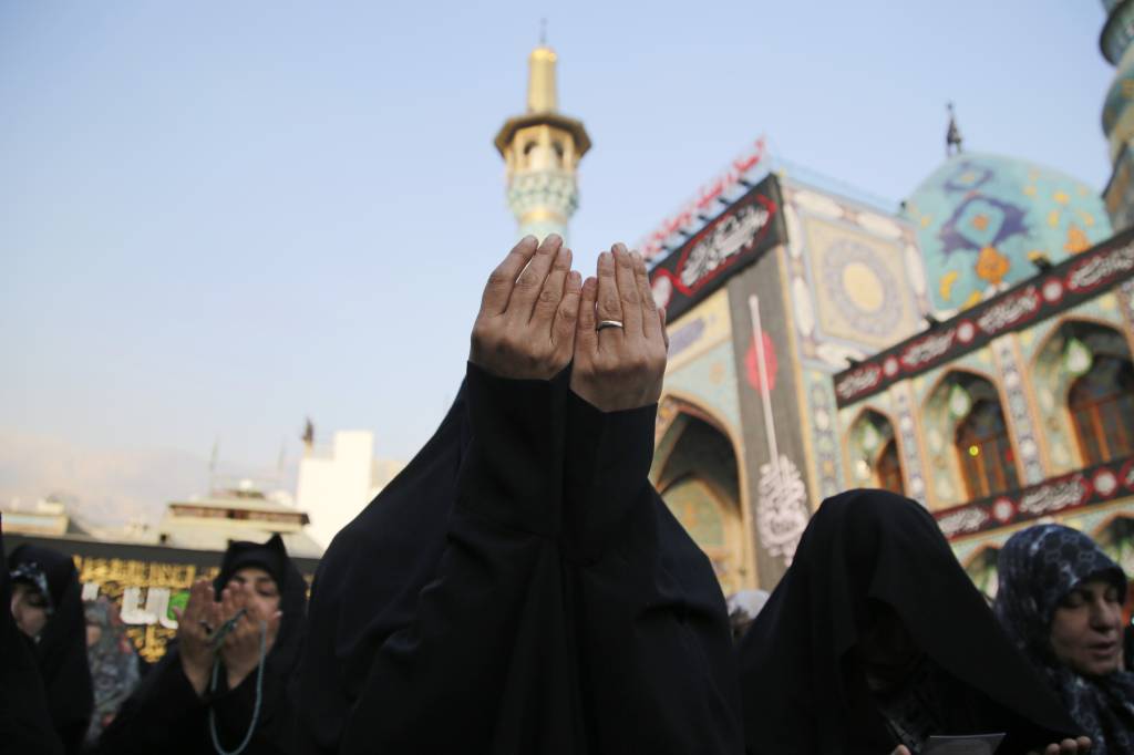 Iranianos rezam juntos pela chuva no Túmulo Imamzadeh Saleh, em Teerã, que enfrenta a pior seca em 60 anos, em 14 de novembro de 2025 Iranianos rezam juntos pela chuva no Túmulo Imamzadeh Saleh, em Teerã, que enfrenta a pior seca em 60 anos, em 14 de novembro de 2025