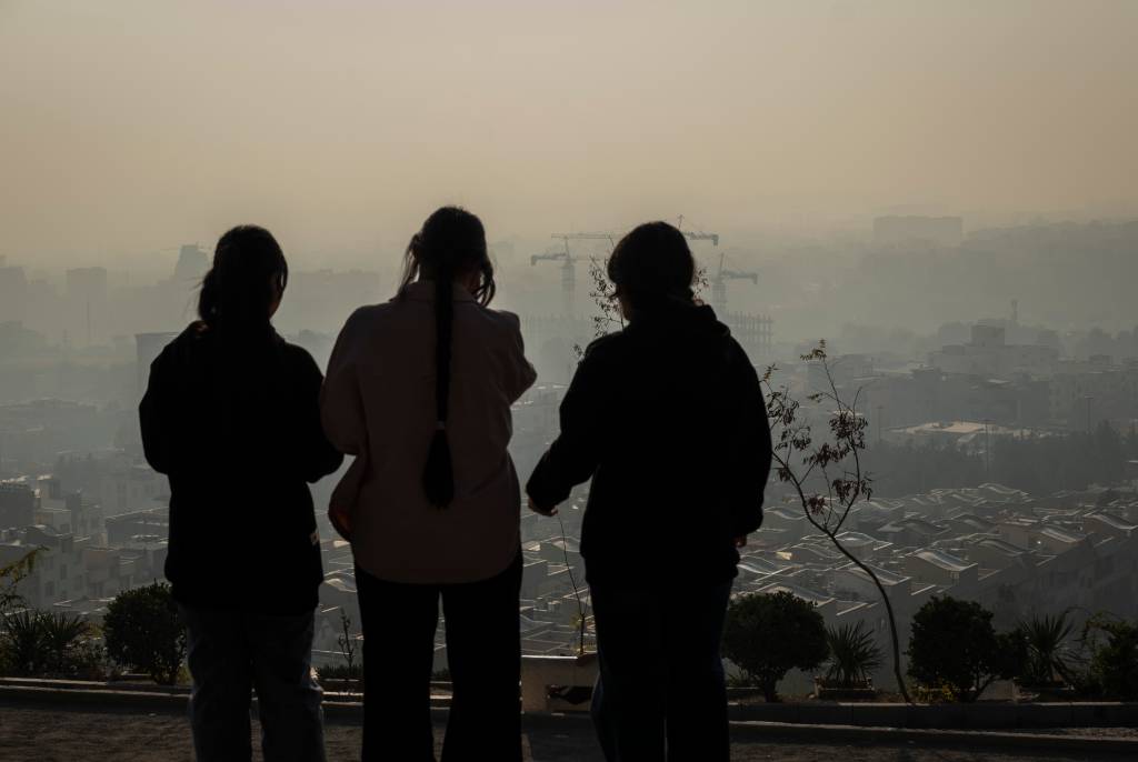 Jovens iranianas permanecem juntas em um parque no noroeste de Teerã, Irã, em 22 de novembro de 2025: estiagem fez o ar da cidade se tornar o mais poluído do mundo Jovens iranianas permanecem juntas em um parque no noroeste de Teerã, Irã, em 22 de novembro de 2025: estiagem fez o ar da cidade se tornar o mais poluído do mundo