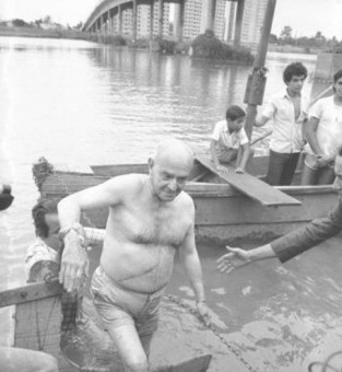 Então governador do Rio, Chagas Freitas, toma banho no rio Paraíba do Sul para mostrar que a água estava limpa, em 1982. O governador ainda bebeu a água do rio.