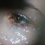 Glitter de microplástico é encontrado em praia do RJ 8 meses após a festa