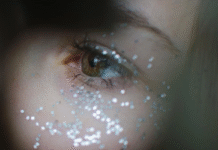 Glitter de microplástico é encontrado em praia do RJ 8 meses após a festa