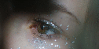 Glitter de microplástico é encontrado em praia do RJ 8 meses após a festa