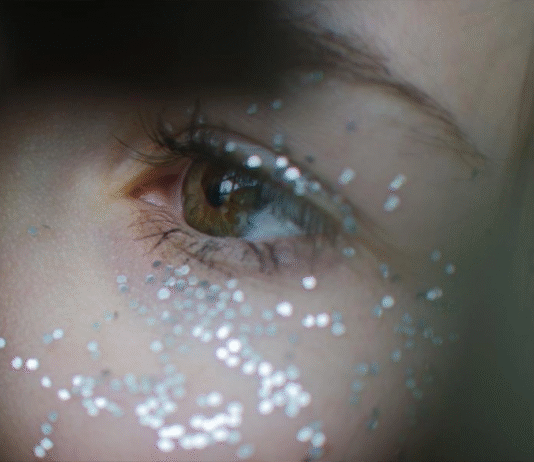 Glitter de microplástico é encontrado em praia do RJ 8 meses após a festa