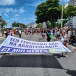 Integrantes do Movimento Baía Viva estiveram presentes à manifestação #8M 2026 que aconteceu em Copacabana, no Rio de Janeiro.