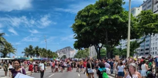 Integrantes do Movimento Baía Viva estiveram presentes à manifestação #8M 2026 que aconteceu em Copacabana, no Rio de Janeiro.