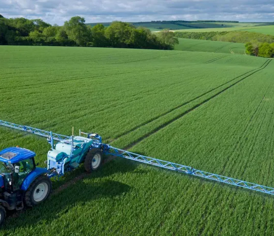 Agrotóxicos disparam no Brasil e crescem 2,6 vezes mais que a área plantada