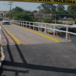 Ponte de madeira em Rio da Ostras segue interditada e moradores cobram solução do município