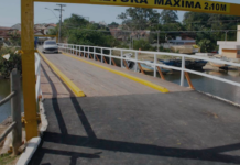Ponte de madeira em Rio da Ostras segue interditada e moradores cobram solução do município