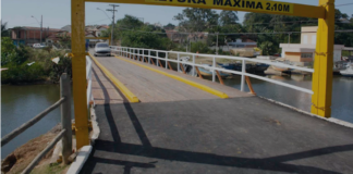 Ponte de madeira em Rio da Ostras segue interditada e moradores cobram solução do município