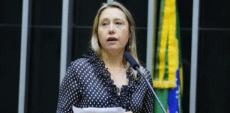 ‘Temos que exigir o banimento do glifosato’, diz pesquisadora Larissa Bombardi após despublicação de artigo que atestava segurança do agrotóxico