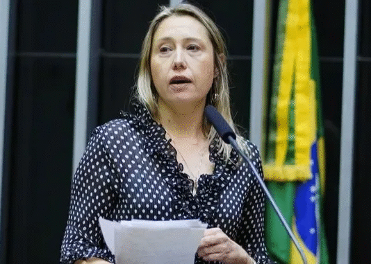 ‘Temos que exigir o banimento do glifosato’, diz pesquisadora Larissa Bombardi após despublicação de artigo que atestava segurança do agrotóxico