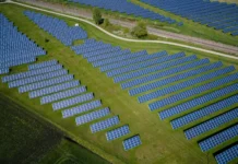 Renováveis atingem quase 50% da capacidade elétrica global em 2025