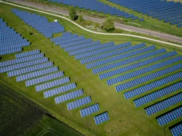 Renováveis atingem quase 50% da capacidade elétrica global em 2025