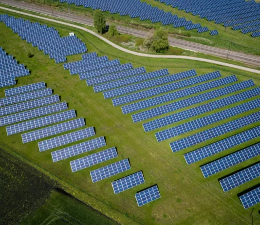 Renováveis atingem quase 50% da capacidade elétrica global em 2025