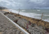 Ressaca derruba trecho do calçadão da Praia Campista, em Macaé