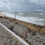 Ressaca derruba trecho do calçadão da Praia Campista, em Macaé