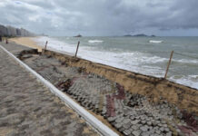 Ressaca derruba trecho do calçadão da Praia Campista, em Macaé