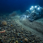 Mineração no fundo do mar deixou cicatriz por mais de 40 anos no Pacífico, estudo revela ecossistema que ainda não se recuperou totalmente e acende alerta global antes de empresas tentarem avançar na extração de cobre e cobalto para baterias em águas profundas