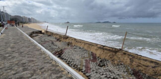 Ressaca derruba trecho do calçadão da Praia Campista, em Macaé