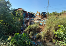Casa construída há mais de 15 anos em Área de Preservação Permanente é demolida na capital