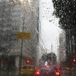 Chuva forte atinge parte do Sudeste, e fumaça de queimadas avança pelo Norte; veja previsão