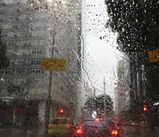 Chuva forte atinge parte do Sudeste, e fumaça de queimadas avança pelo Norte; veja previsão