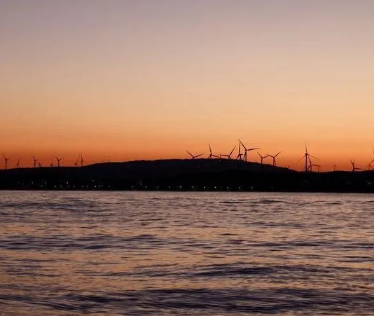 Calor armazenado nos oceanos bate recorde em 2025; relatório aponta aquecimento acelerado, alta do nível do mar e perda de gelo polar