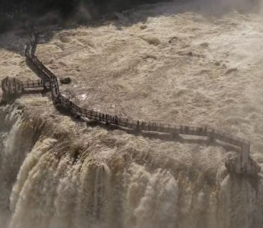 Passarela das Cataratas do Iguaçu é interditada após vazão aumentar sete vezes no Paraná; veja o que muda na visitação